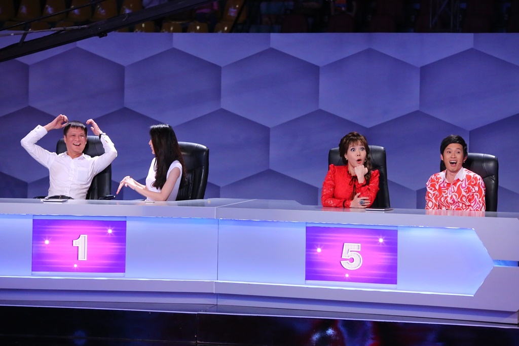 Ở vòng cuối cùng, hai đội chơi phải tìm ra nghệ sĩ biểu diễn trống nước. Thủy Tiên có lựa chọn sáng suốt khi phân tích: “Khi biểu diễn trống nước, nước sẽ văng tung tóe lên người. Nếu là nam sẽ không đẹp bằng người nữ nên em loại 3 bạn nam. Giữa hai bạn nữ với chiều cao khiêm tốn sẽ rất khó đánh. Loại hai bạn ra, em chọn bạn số 1”. 