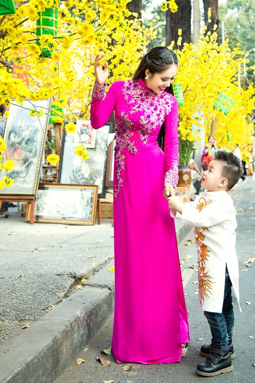 Lê Phương và con trai.