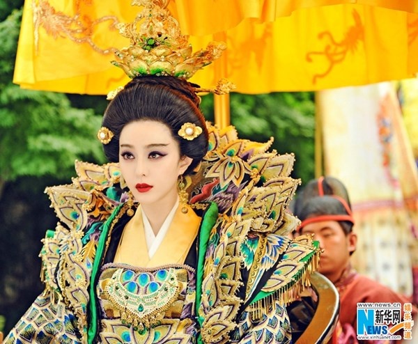 10 my nhan co trang tuyet sac tren man anh Hoa ngu hinh anh