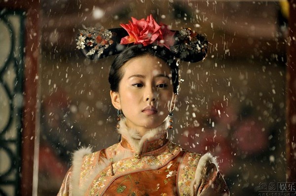 Nhược Hy (Lưu Thi Thi) vốn là một cô gái thời hiện đại, nhưng vô tình xuyên không về triều vua Khang Hy, nhà Thanh sau một tai nạn ô tô.
