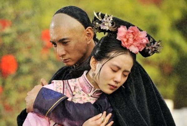 Tại đây, cô có chuyện tình sâu đậm nhưng bi thương với Tứ A Ca (Ngô Kỳ Long).