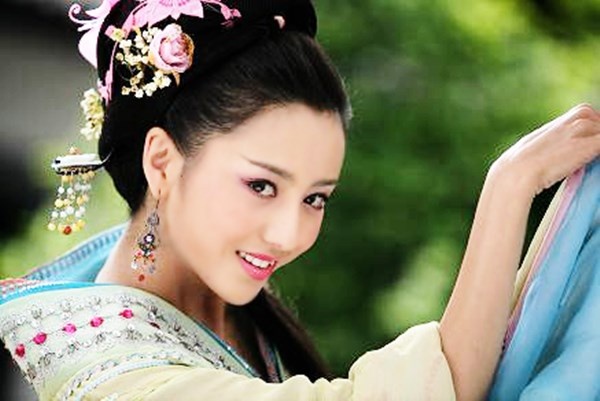 Đồng Lệ Á quả không hổ danh là mỹ nhân cổ trang trên màn ảnh Hoa ngữ. Tạo hình Triệu Phi Yến của cô trong Mẫu Nghi Thiên Hạ hút hồn đông đảo khán giả.