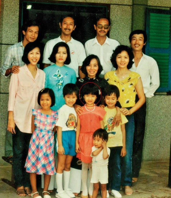 Lê Khánh chụp ảnh cùng đại gia đình vào năm bảy tuổi. Ba mẹ Khánh đứng ngoài cùng, bên phải. Cô tên đầy đủ là Lê Kim Khánh, sinh ngày 24–12–1981, là con một nên ba mẹ rất cưng.