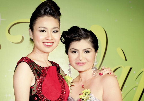 Lê Khánh và nghệ sĩ Tú Sương trên thảm đỏ giải Mai Vàng 2010. Khánh đoạt giải ở hạng mục Nữ viên viên sân khấu được yêu thích nhất.