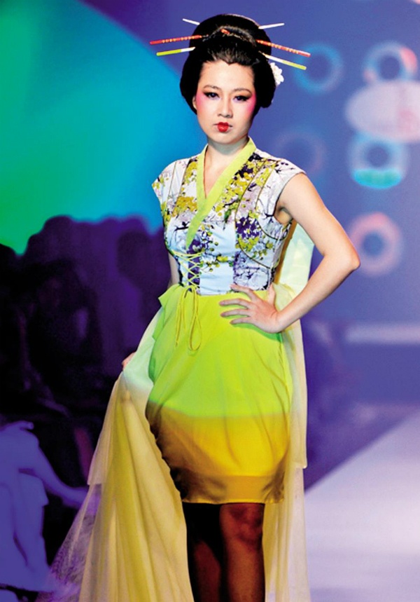 Biểu diễn trong chương trình Thời trang và cuộc sống (3–2011). Cô hóa thân thành người phụ nữ thời đại Minh Trị Thiên Hoàng, Nhật Bản.