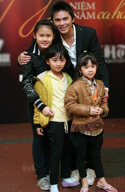 Anh Tú và 3 đứa con.