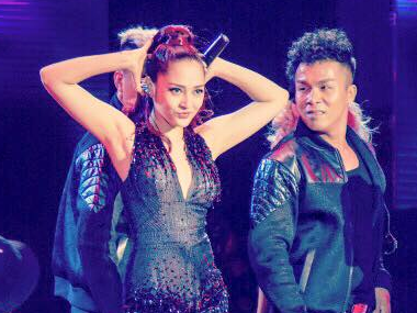 Ha Ho quy phai, Bao Anh sexy luu dien o troi Au hinh anh