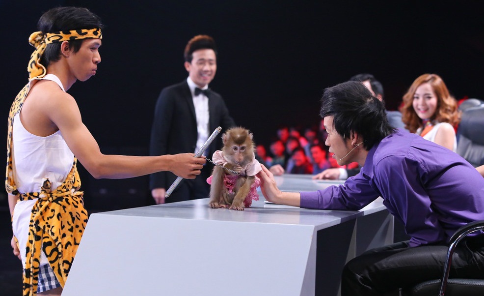 Hoai Linh - Minh Hang hao hung bat tay khi hinh anh