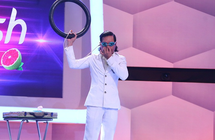 Nguoi bi an thoi banh xe bang mat hinh anh