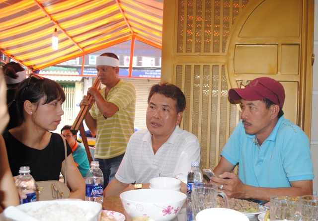 Đạo diễn Lê Văn Thảo (bìa phải), nghệ sĩ Hữu Nghĩa đang ôn lại những kỷ niệm với Đăng Lưu - Ảnh: Huy Nguyễn