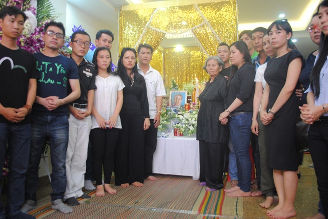 Các nghệ sĩ chia buồn mẹ của Đăng Lưu - Ảnh: Huy Nguyễn