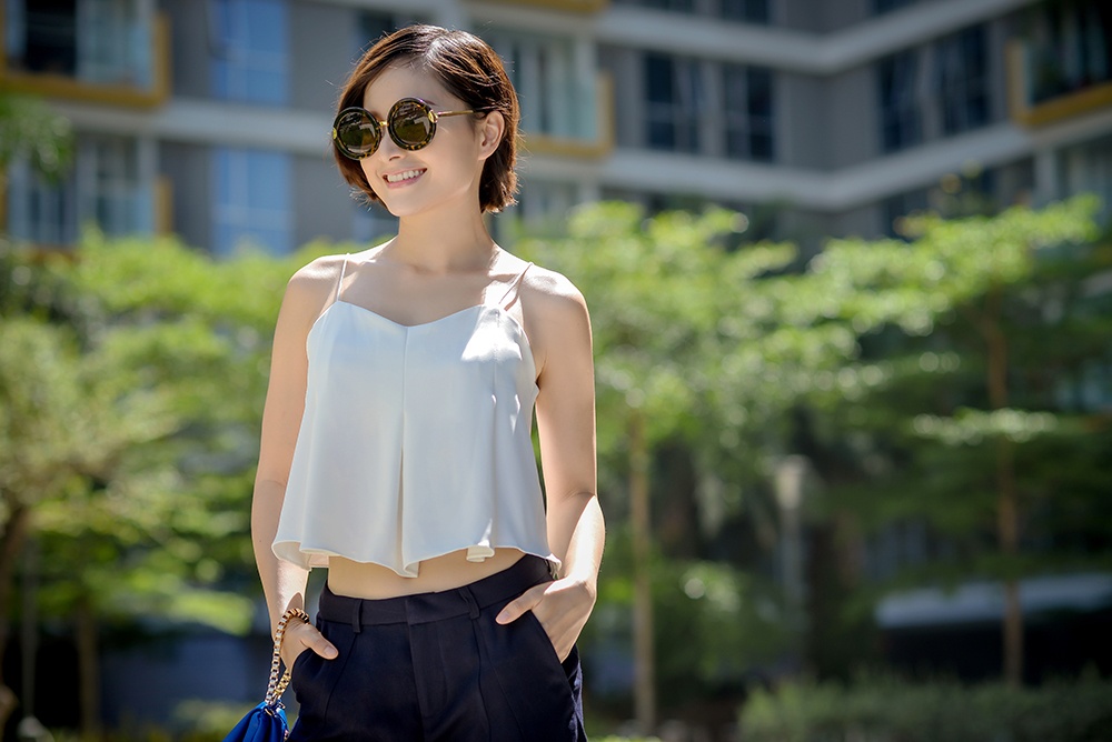 Khi chọn trang phục cho mùa hè này, Lan Phương ưu tiên cho những bộ trang phục có chất liệu thoáng mát và màu sắc tươi tắn.  Điển hình như người đẹp chọn cách mix áo hai dây màu vàng cùng chân váy xám bó sát. Cách phối màu lạ đã khiến cho bộ cánh trở nên bớt nhàm chán và vô cùng bắt mắt.