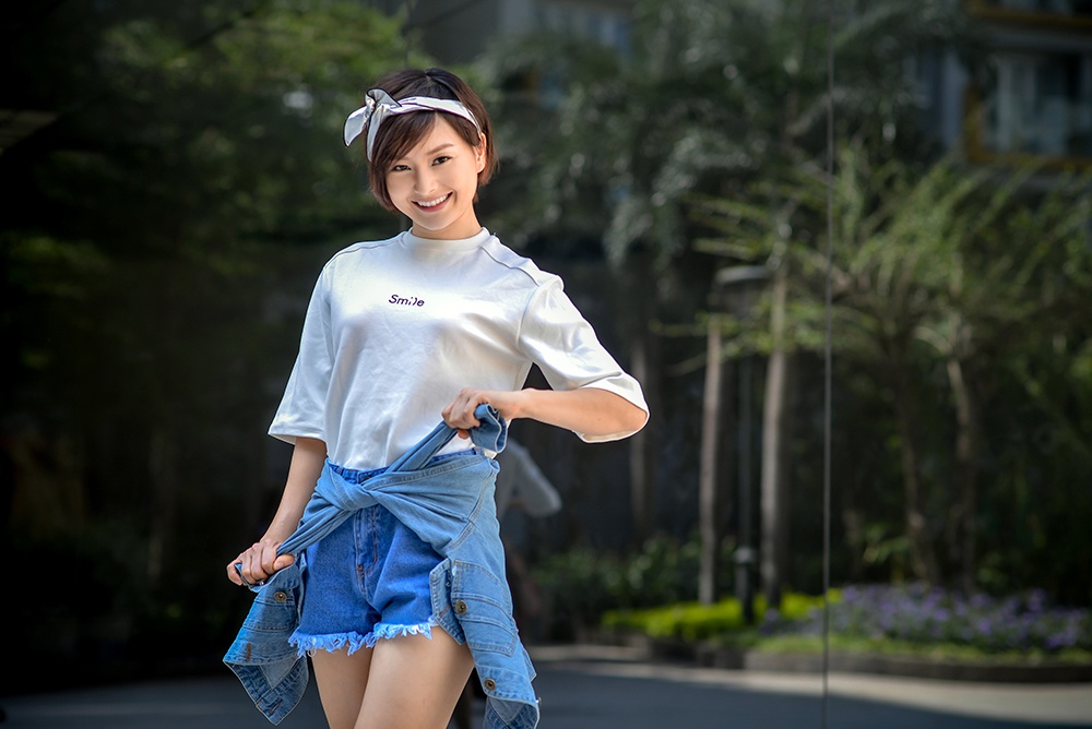 Không chỉ dừng lại ở đó, Lan Phương khiến nhiều người bất ngờ và thừa nhận cô là người đẹp “Không tuổi’ khi diện trang phục jean cá tính và vô cùng trẻ trung. Kể từ khi tìm được ekip định hướng phong cách, Lan Phương ngày càng biết cách ăn mặc và tôn được lợi thế của bản thân.