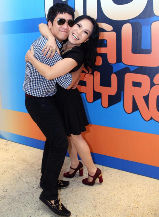 Anh khá thân thiết và được đàn chị Việt Hương yêu mến bởi sự hài hước, gần gũi của mình.