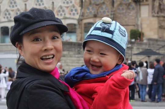 Mỹ Duyên và con trai.