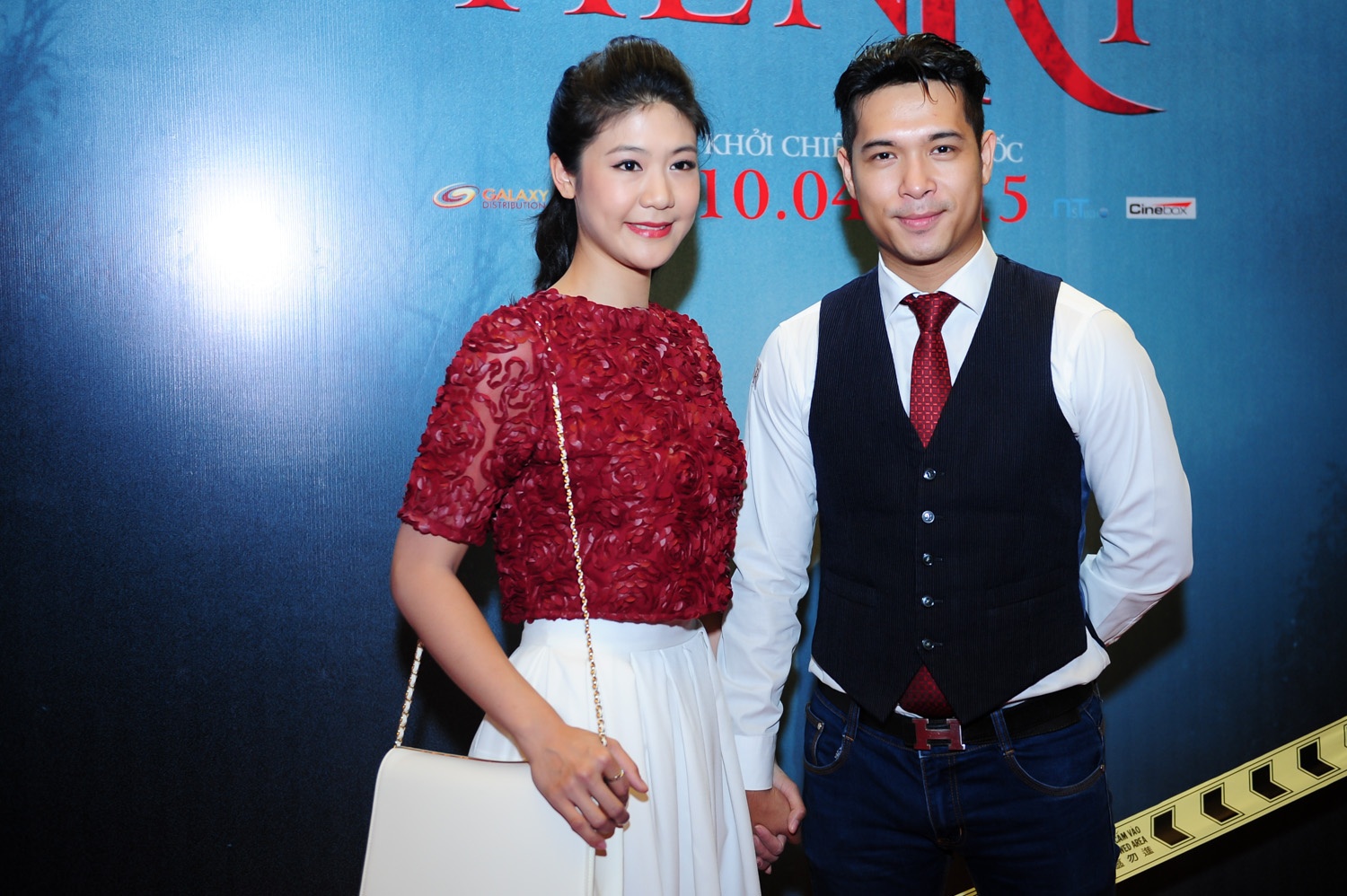 Sau khi công khai mối quan hệ tình cảm với Trương Thế Vinh, Phương Đông được cộng đồng mạng yêu thích không kém và thường xuất hiện trong showbiz nhưng cô vẫn giữ phong cách thời trang đơn giản.