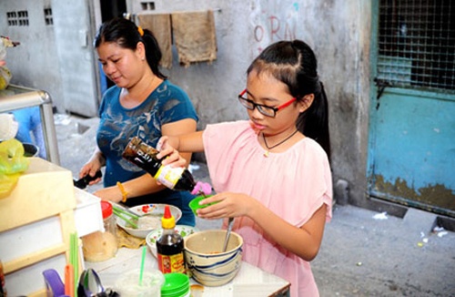 Trước khi nổi tiếng, quán chè là nơi Phương Mỹ Chi phụ giúp mẹ bán hàng.