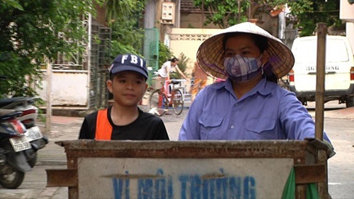 Quang Anh thường giúp mẹ đi làm lao công.