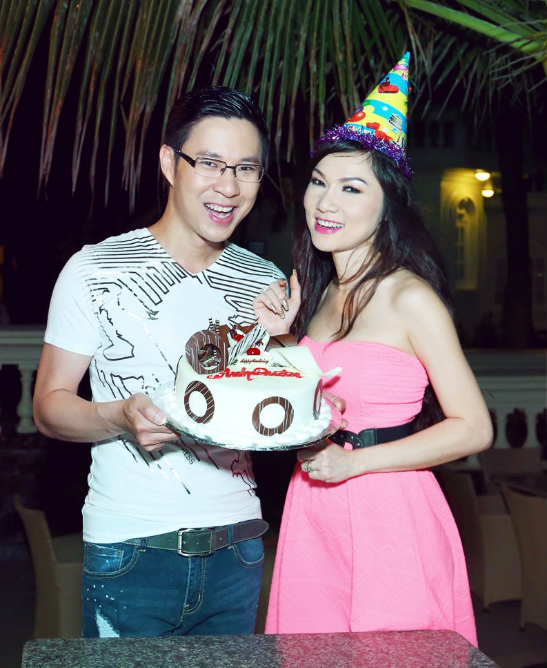 Kavie Trần và Anh Quân thân thiết với nhau cả trong công việc và cuộc sống. Nữ ca sĩ không ngần ngại bay về Việt Nam để đón sinh nhật bên