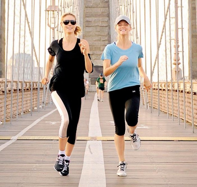 Heidi Klum – Brooklyn Decker: Vào hè năm 2011, siêu mẫu Heidi Klum thực hiện dự án chạy bộ mỗi ngày. Không chỉ chạy một mình, người dẫn chương trình của Project Runway còn rủ nhiều ngôi sao khác cùng tham gia. Trong ảnh là người mẫu Brooklyn Decker tham gia chạy cùng cô bạn Heidi Klum trong hành trình chinh phục cây cầu Brooklyn ở thành phố New York.