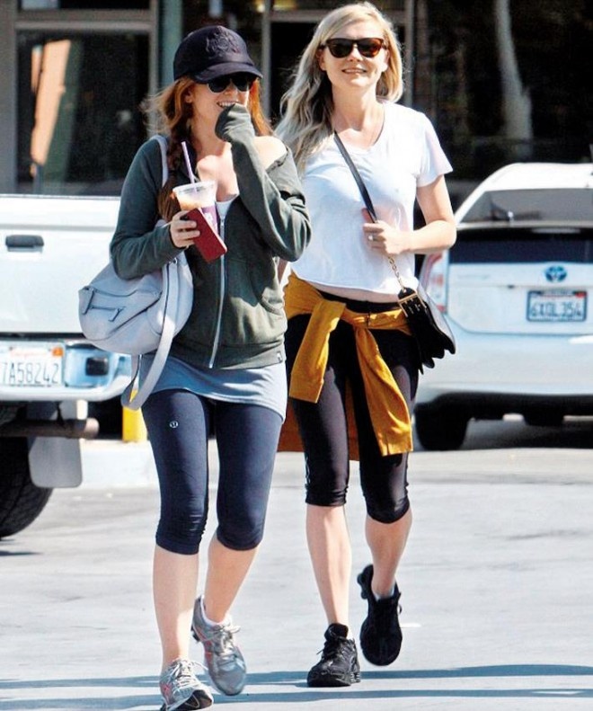Kirsten Dunst – Isla Fisher: Sau khi cùng nhau tham gia đóng phim Bachelorette hồi năm 2012, hai diễn viên Kirsten Dunst và Isla Fisher đã trở thành đôi bạn thân. Cả hai diễn viên thường xuyên đến tập ở phòng tập thể dục tại Studio City, bang California, của huấn luyện viên chuyên huấn luyện cho ngôi sao Tracy Anderson. Các phóng viên đã tranh thủ “chộp” được ảnh hai người trong trang phục thể thao khoe dáng khi dạo bước ở gần phòng tập của Tracy Anderson.