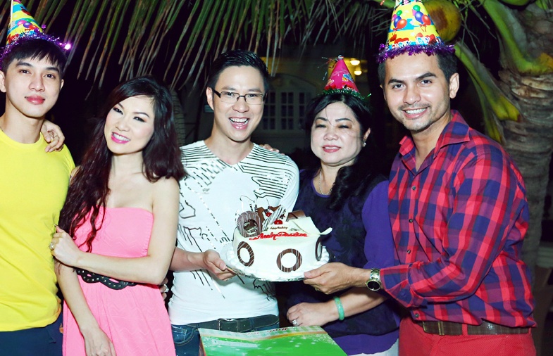 Duc Tien ve nuoc mung sinh nhat MC Anh Quan hinh anh