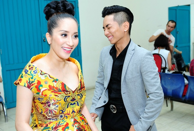 Phan Hien nguong ngung chup hinh cung Khanh Thi hinh anh