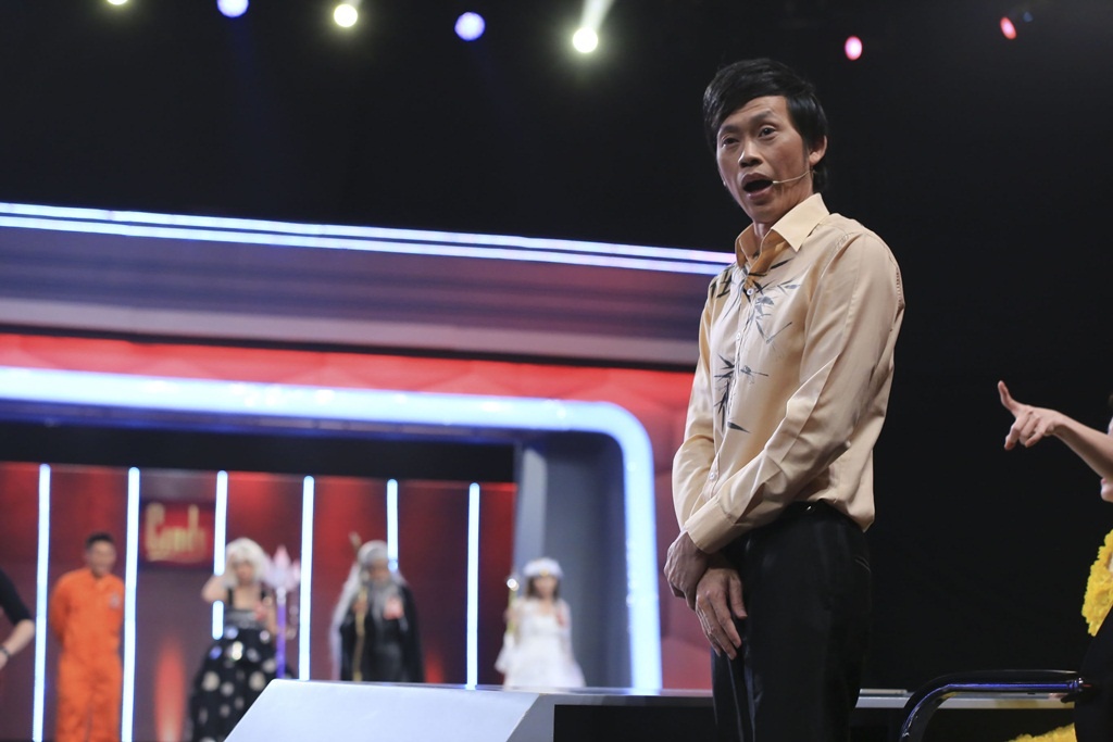 Không những bị Hoài Linh “lật mặt” vì ăn gian chiều cao, Việt Hương còn bị nhóm người bí ẩn chê già. Dù cất công làm đẹp để đọ sắc với Thúy Hạnh nhưng vợ Sáu Bảnh không có được chút an ủi khi người chơi so sánh nét đẹp của chị như một cây đại thụ.