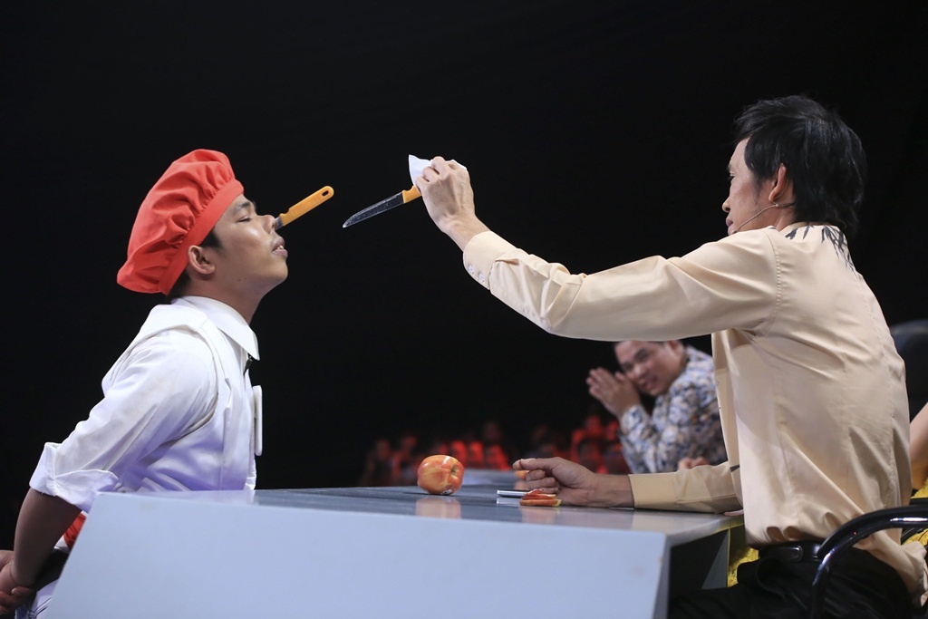 Khi trình diễn xong, Huỳnh Thanh Tuấn nhờ Hoài Linh và Minh Khang rút dao hộ khiến hai người phụ nữ nhắm mắt lại vì sợ hãi tột độ.