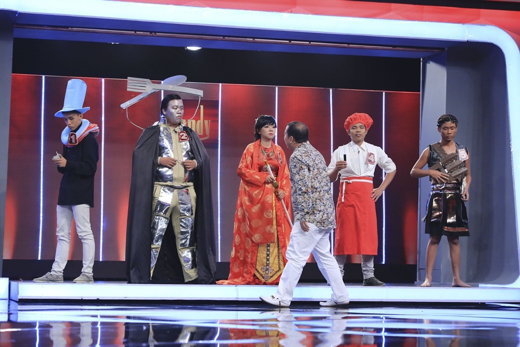 Minh Khang bắt đầu cân bằng thế trận ở vòng 3 khi đoán đúng “siêu nhân” dùng lưỡi dao đâm vào mũi. Nhạc sĩ tiến lại gần quan sát và phát hiện nhân vật số 4 có vết thẹo quanh mũi nên xác nhận ngay.