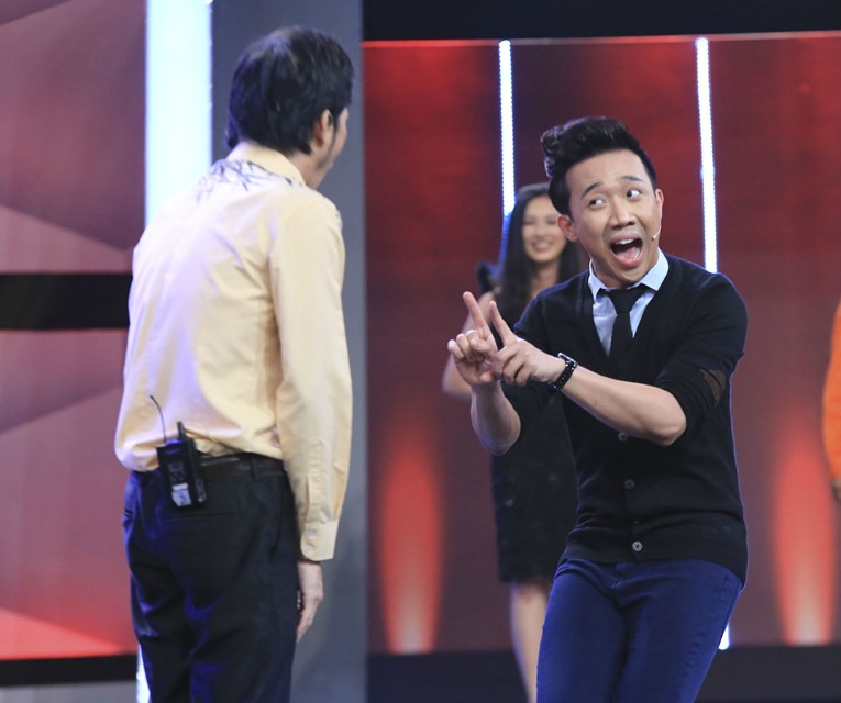 Trấn Thành chớp ngay cơ hội, “chặt chém đàn chị liền tay: “Hoài Linh đẹp “ngây thơ” còn Việt Hương đẹp lão như vậy 2 người là mẹ con sao?”. Sáu Bảnh nghe nói vậy còn nói thêm: “Lâu nay tôi ngồi với bà lão mà không biết”.