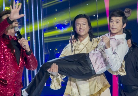 Hoai Linh nhan mat vi man du day tren khong hinh anh