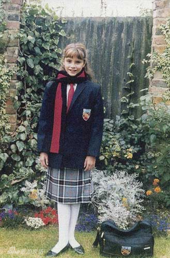 Thời thơ ấu, cô từng chia sẻ bạn bè hay ghen tỵ với mình vì cô đã được chở đi học bằng Rolls Royce trong khi các bạn đi xe bus.