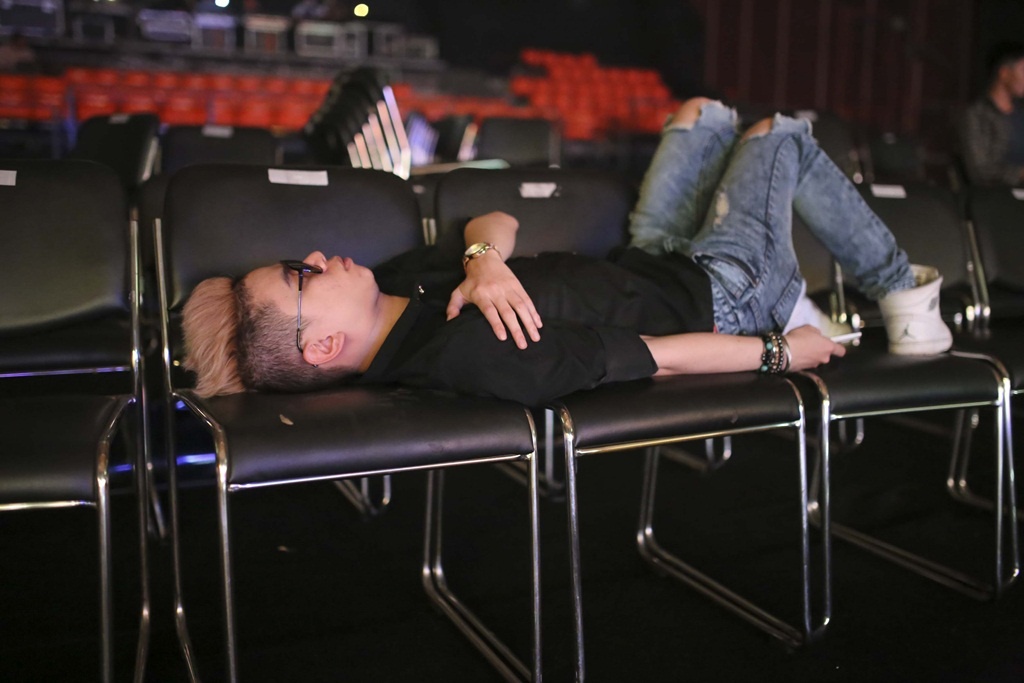 Hoàng Tôn ngủ gục trong lúc tập luyện.