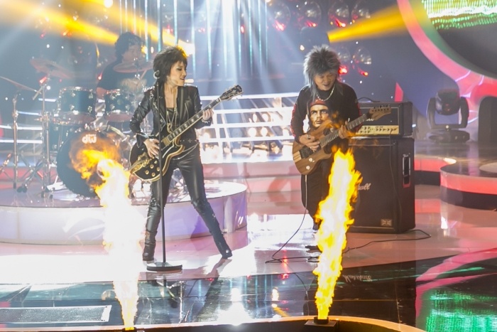 Quán quân Vietnam Idol 2014 đã hy sinh ngoại hình xinh xắn để hóa thân thành Joan Jett trong ca khúc I hate myself for loving you. Các giám khảo nhận xét giọng hát của Nhật Thủy rất ấn tượng nhưng cô vẫn chưa hòa mình vào nhân vật gốc.