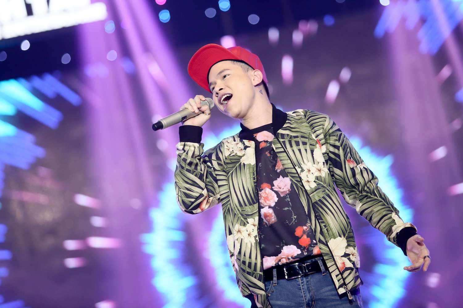 Thể hiện sáng tác mới nhất, Hoàng Tôn có phần mở màn sôi động, vui tươi. Hồng Nhung nhận xét: “Tôi nghĩ thật lợi thế khi người hát cũng là nhạc sĩ, còn bài hát nào hợp hơn khi bạn sáng tác My name is Hoàng Tôn để giới thiệu về chính mình. Nếu năm ngoái tôi được nghe Hoàng Tôn hát thì đến năm nay, xin khen ngợi vì bạn hát có lực, nghe rõ lời hơn”.