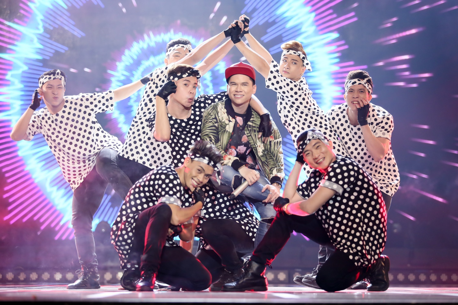 Có một điều không thay đổi ở bạn, đó là khi lên sân khấu biểu diễn, chất nghệ sĩ của bạn không gì có thể làm lu mờ được. Môi người sẽ nhớ đến tên của bạn, Hoàng Tôn”.