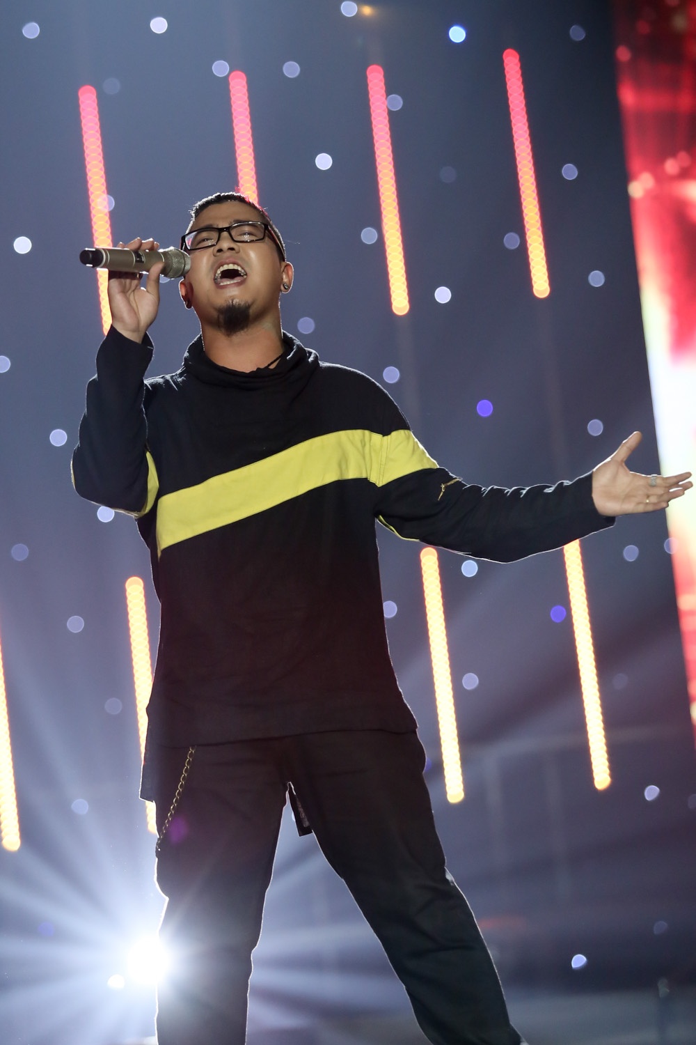 Trình diễn Feeling good quen thuộc nhưng bằng phong cách rock, chàng trai của nhóm Microwave - Tuấn Khanh khoe được chất giọng khỏe, đặc biệt ở những nốt cao ấn tượng.