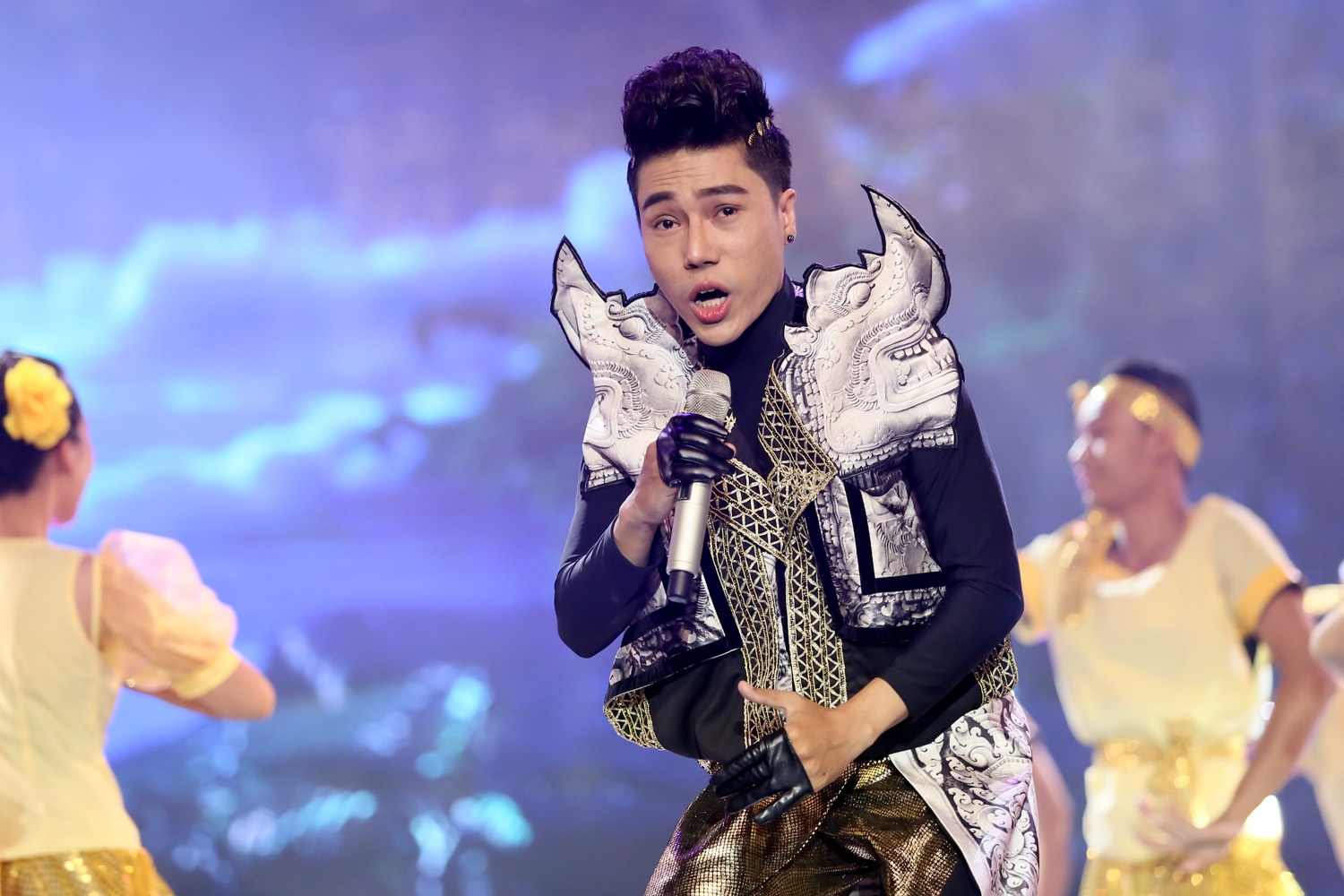 Anh không đủ sự mượt mà trong giọng hát khi thể hiện ca khúc cần sự tinh tế như Sóc sờ bai Sóc Trăng.