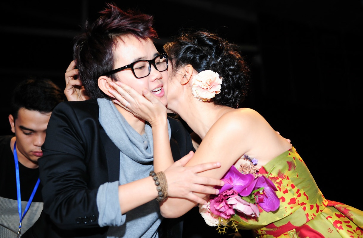 Hong Nhung om hon Phuong Uyen tren ghe nong hinh anh