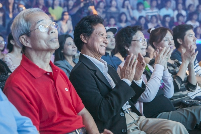 Chế Linh có mặt ở hàng ghế khán giả để theo dõi tập 2 của Gương mặt thân quen.