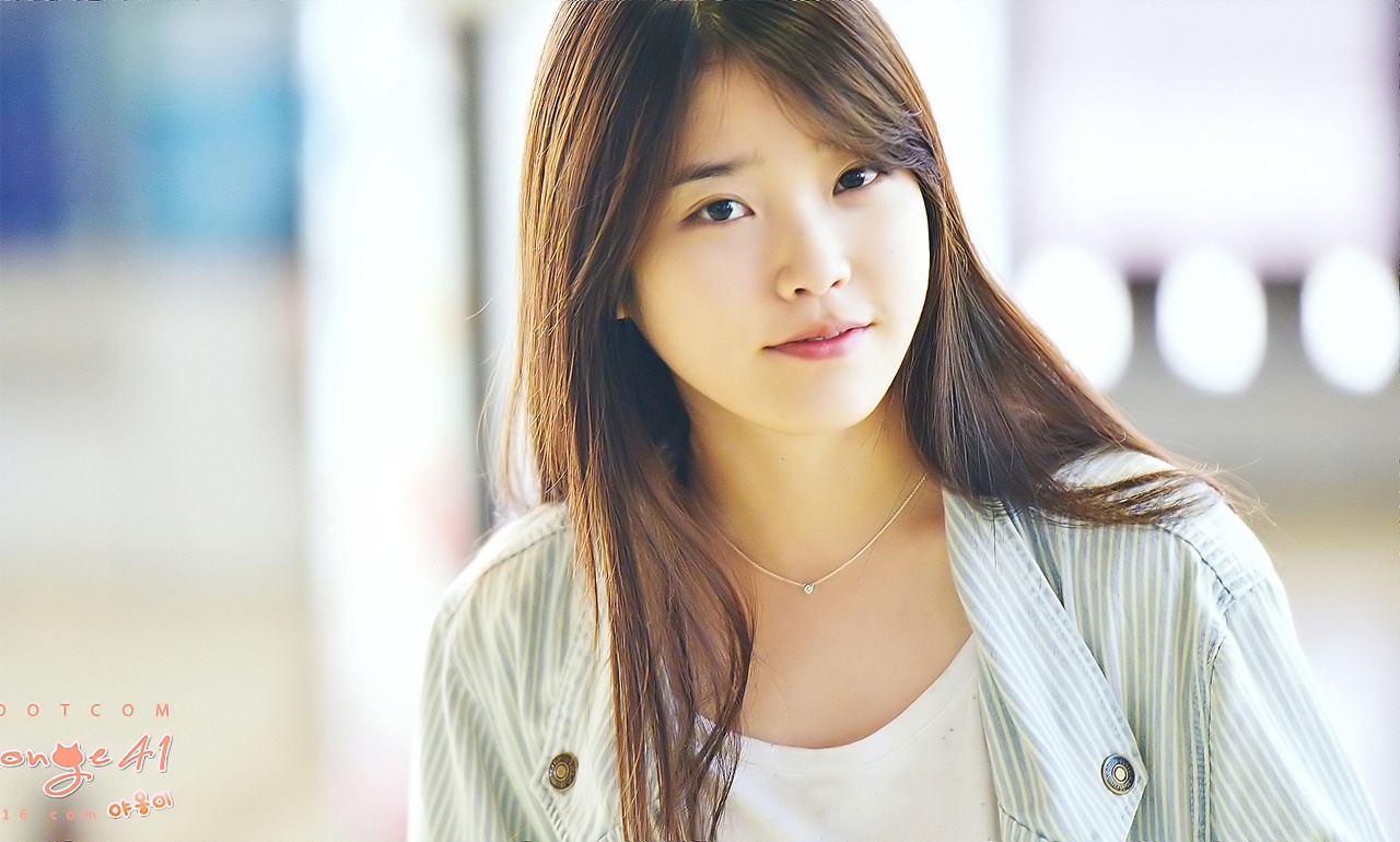 IU sở hữu một gương mặt trẻ thơ cùng giọng hát trong veo, thu hút.