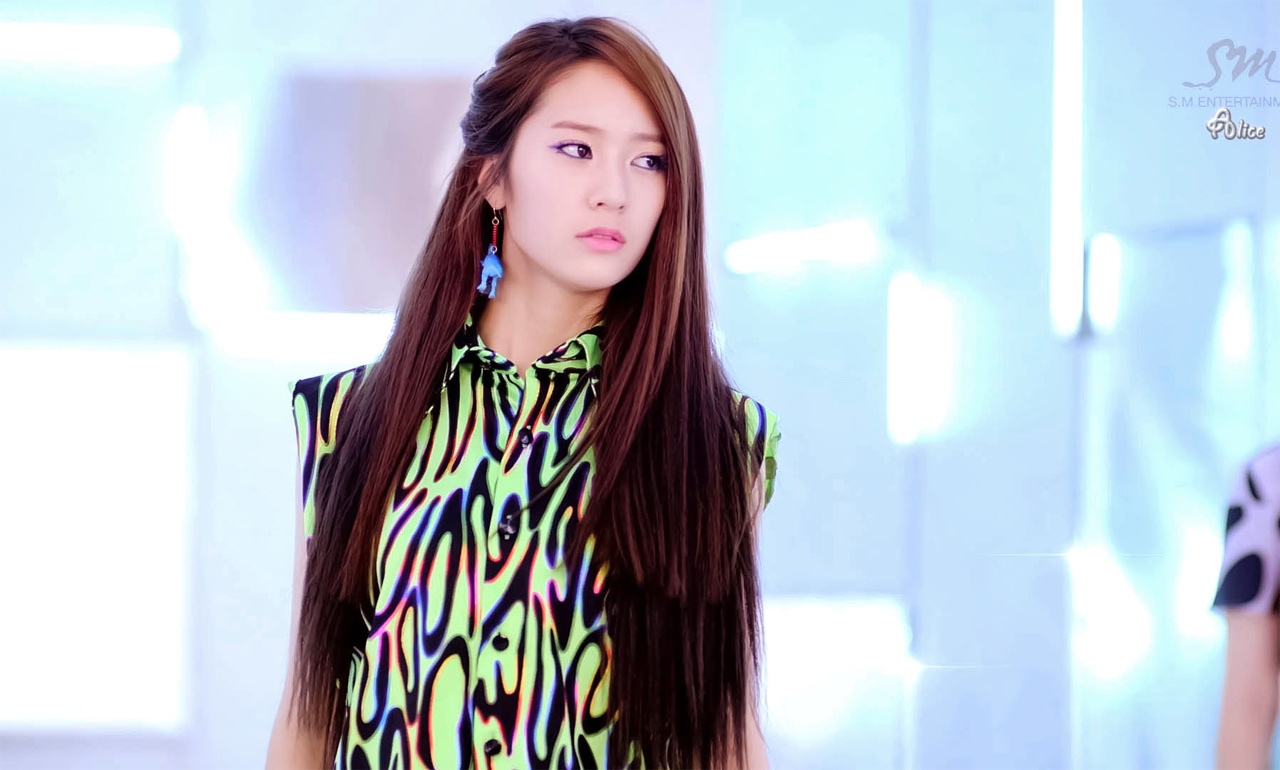 Vẻ đẹp thông minh, sắc sảo giúp Krystal thu hút lượng fan đông thứ 3 trong danh sách.