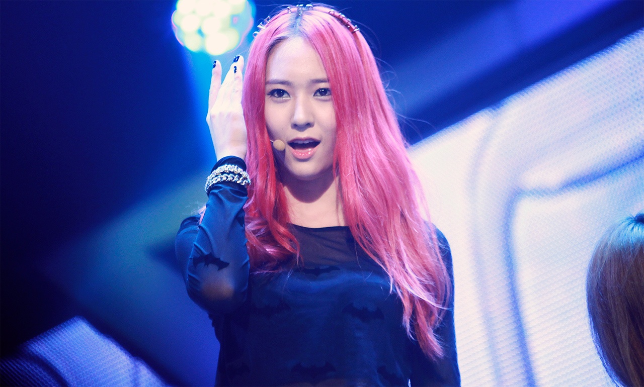 Không hề bị lép vế trước bà chị nổi tiếng Jessica, dù ra mắt sau nhưng Krystal cũng chứng tỏ được sức hút của mình.