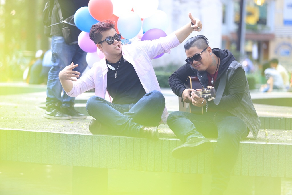 Đinh Mạnh Ninh thử sức với ca khúc Yêu xa của Vũ Cát Tường.