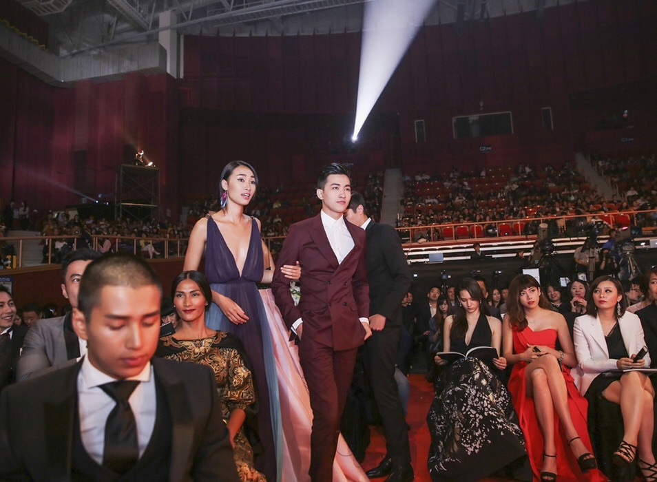 Liên hoan người mẫu châu Á 2015 được tổ chức hàng năm bởi Hiệp hội người mẫu Hàn Quốc vừa diễn ra tại Sân vận động Seoul tố 24/4. Sự kiện tôn vinh những gương mặt trong khu vực có nhiều hoạt động nổi bật.
