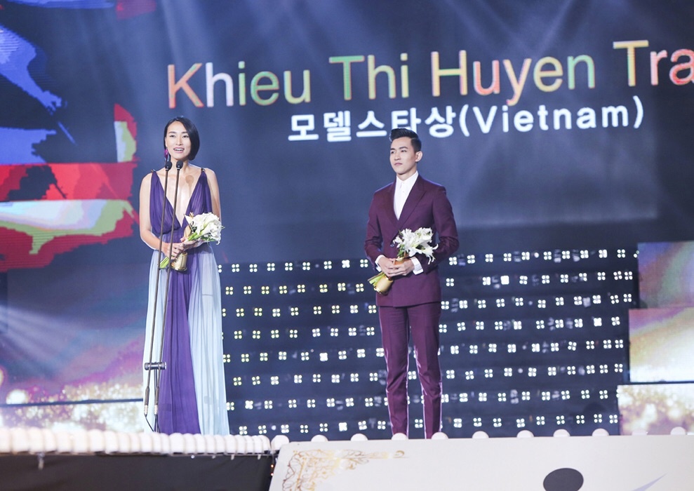 Ở hạng mục Ngôi sao người mẫu 2015, chân dài đến từ Việt Nam - Trang Khiếu vinh hạnh được xướng tên.