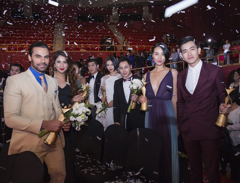Năm 2013, Võ Cảnh nhận danh hiệu giải đồng Siêu mẫu Việt Nam và giải triển vọng Siêu mẫu châu Á.