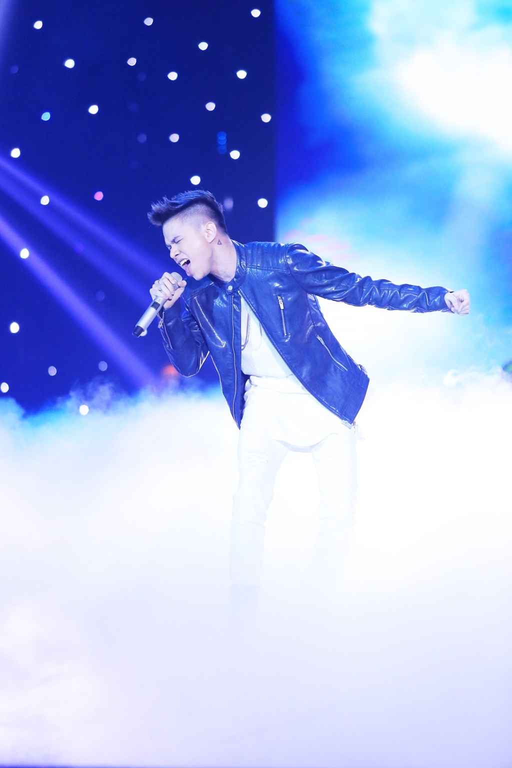 Hồng Nhung hỏi mã số của Hoàng Tôn để bình chọn cho anh. Diva nhận xét: “Đêm đầu tiên em đã làm tôi ngạc nhiên với ca khúc do em viết. Hôm nay em lại thể hiện khả năng hát rất bất ngờ. Em là người có duyên sân khấu, tính nghệ sĩ làm em đứng trên sân khấu dễ thương”. 