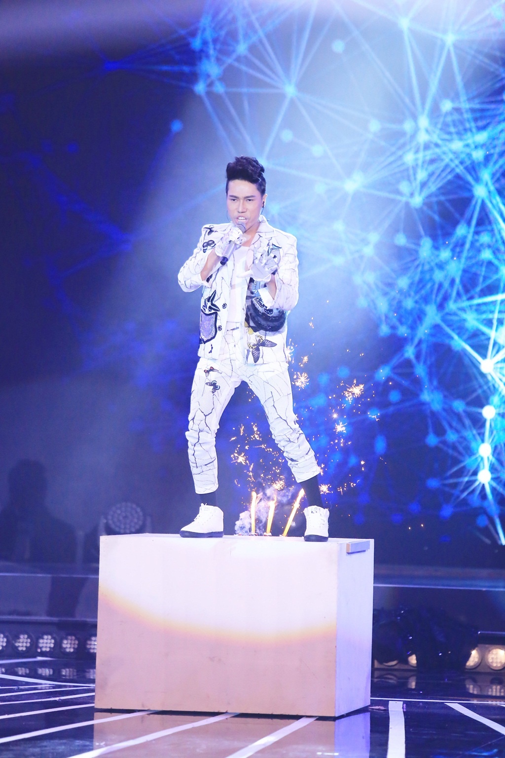 Huy Tuấn đồng quan điểm: “Thật may mắn cho các ca sĩ ở dòng nhạc khác bởi nếu em hát nhạc của họ,  chắc chắn em sẽ ghi dấu ấn riêng ở đó”.